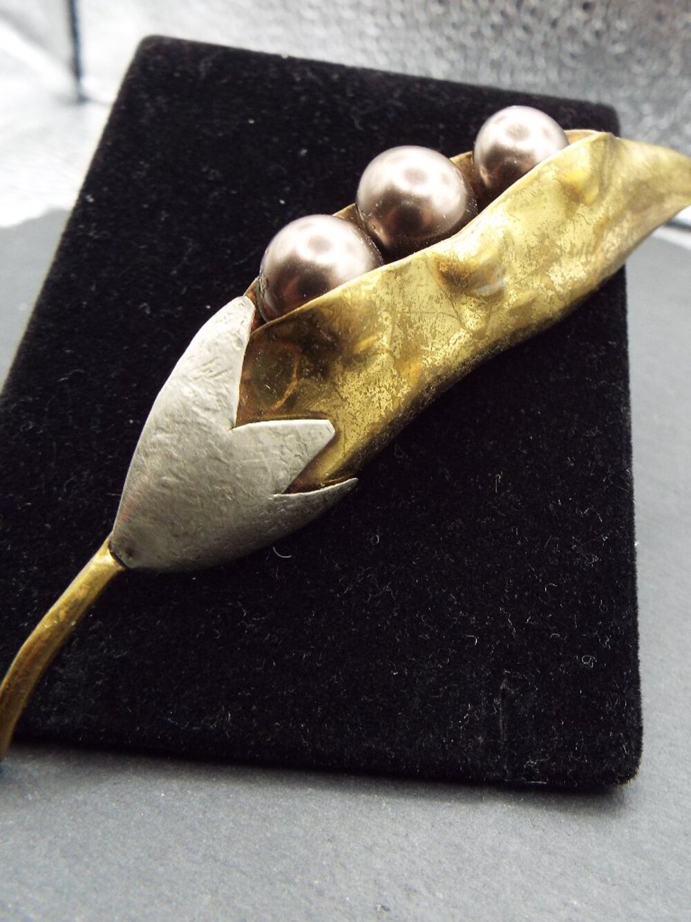 FABRICE PARIS *EARLY* THREE GREY PERL "PEAS" IN A MULTIMETAL "POD" LONG PIN 69